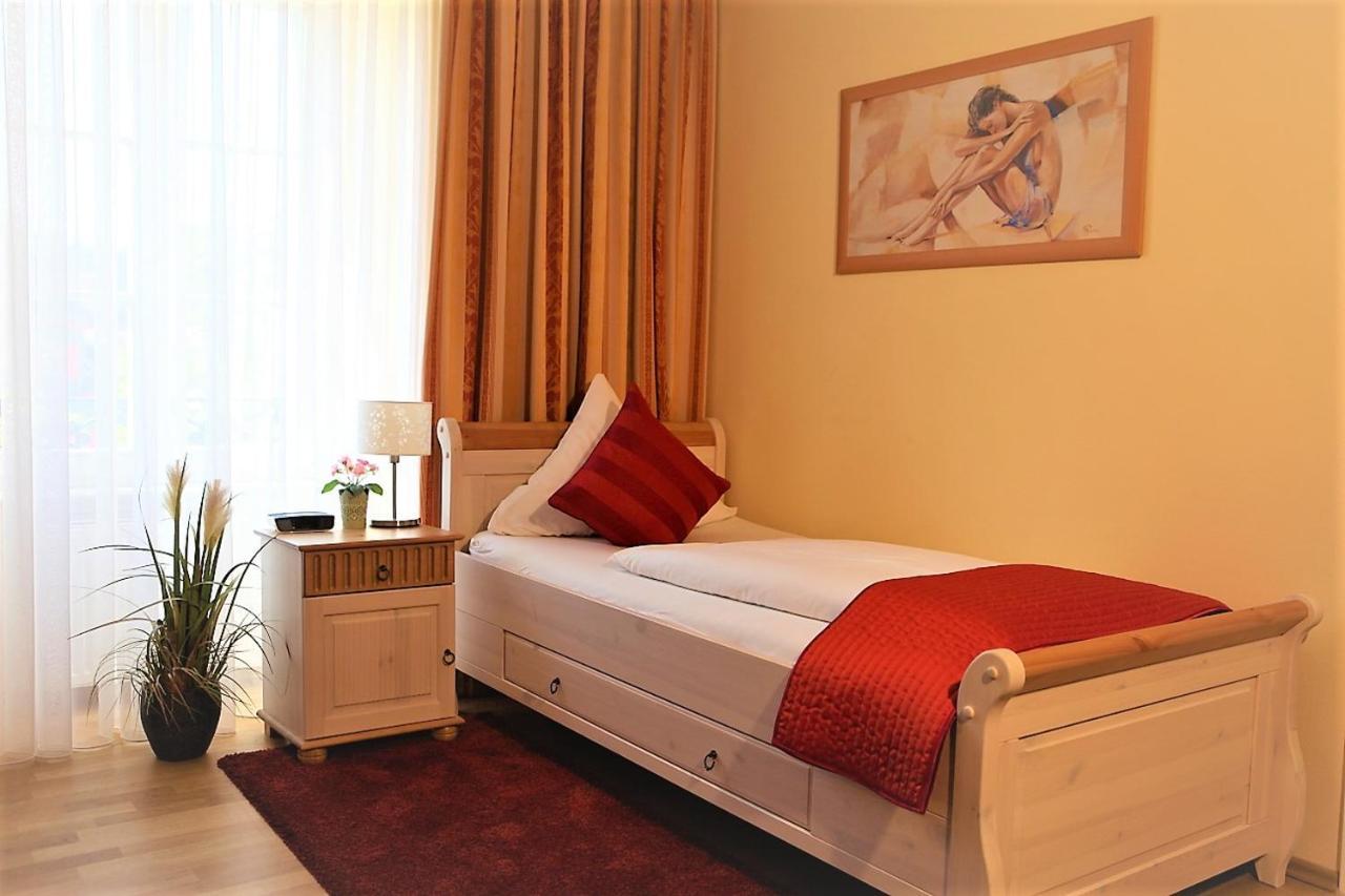 באדן-באדן Hotel Zum Goldenen Loewen מראה חיצוני תמונה